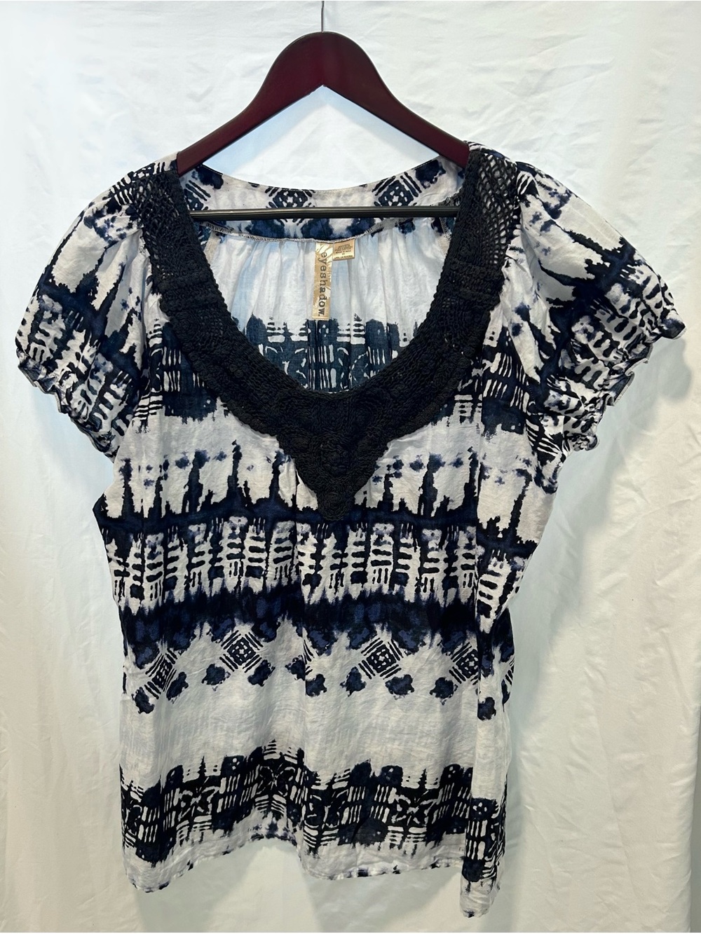 Eyeshadow Black & White Tie-Dye Crochet V-Neck Short Sleeve Tee